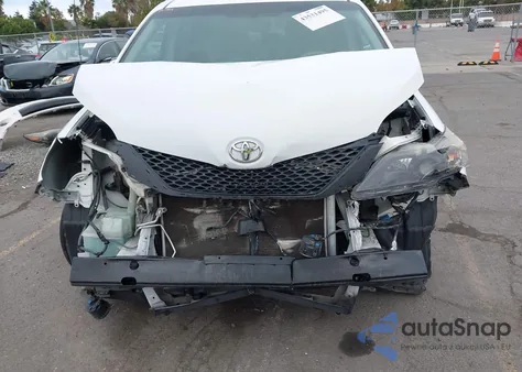 2013 Toyota Sienna Se 8 Passenger z USA, uszkodzony, nr VIN 5TDXK3DC3DS344245